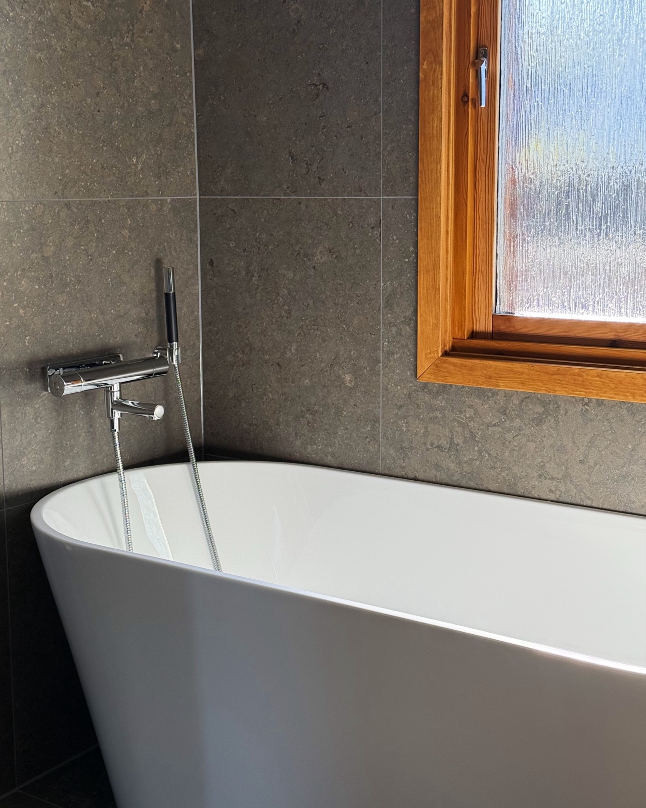 Örgryte — Minimalistiskt spa med rund spegel vinkel 3